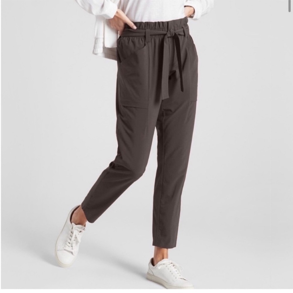 Athleta Skyline Pants Womens Sz 8 Tapered Belted Lightweight Casual Stretch